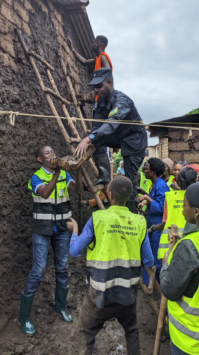 RwandaYouthVol1's tweet photo. The Rwanda Youth Volunteers extend their warmest and most heartfelt congratulations to the @Rwandapolice on the remarkable occasion of its 25th anniversary. This milestone marks a quarter-century of dedicated, selfless, and exemplary service to the nation, ensuring the safety,.. https://t.co/4fEa4306SP