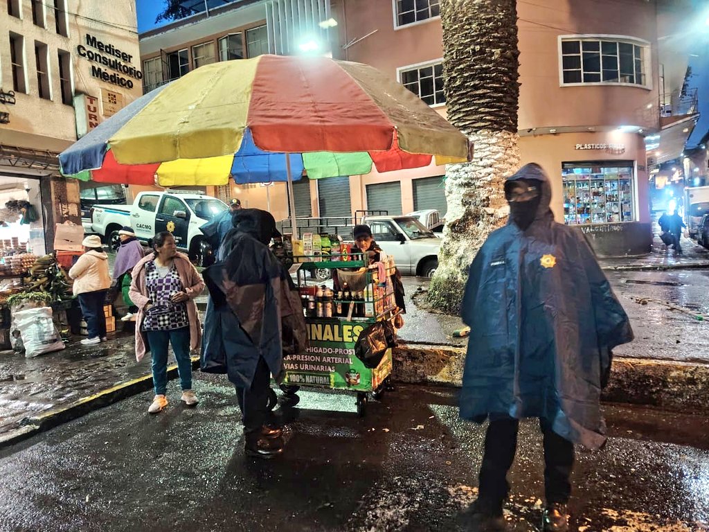 agentesdequito's tweet photo. 👮🏻🚨 #OperativoDeControl | Iniciamos nuestras labores operativas realizando el control del uso adecuado del espacio público en el sector del Mercado Central.
🤝 Trabajamos para mentener el orden y que cuentes con espacios libres y seguros para transitar.
#SomosAgentesDeQuito 💙 https://t.co/tX5qP8PD4c