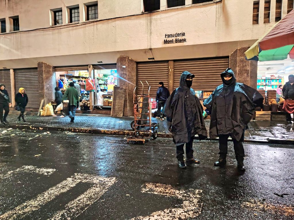 agentesdequito's tweet photo. 👮🏻🚨 #OperativoDeControl | Iniciamos nuestras labores operativas realizando el control del uso adecuado del espacio público en el sector del Mercado Central.
🤝 Trabajamos para mentener el orden y que cuentes con espacios libres y seguros para transitar.
#SomosAgentesDeQuito 💙 https://t.co/tX5qP8PD4c