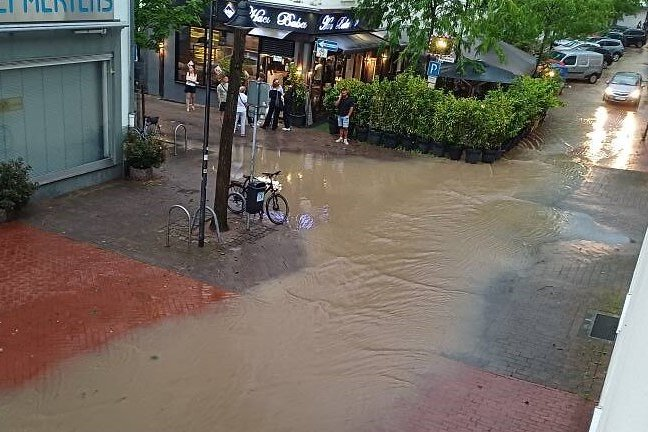 irene_makarenko's tweet photo. June 15, add.4
#ClimateAwareness🚩keep informed

⛈️Severe thunderstorms hit Ostwestfalen-Lippe reg, Nordrhein-Westfalen, #Germany 
🌪️Tornado in Altenbeken, Germany
🌧️Large hail in Teruel, Aragon, #Spain
🌊Heavy rain hit Takoradi, #Ghana 
🌀Typhoon #Wutip leaves 6 dead, C #Vietnam https://t.co/gd72DGVoBP
