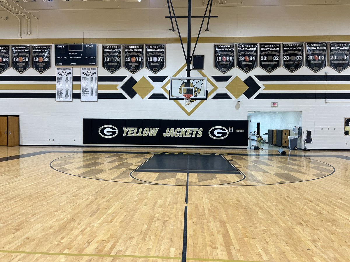BSNSPORTS_SC's tweet image. Wall Padding up @AthleticsGreer. This looks great and thanks to @Fisher_Athletic for being a great partner and making The Hive look fantastic. Go Yellow Jackets!!