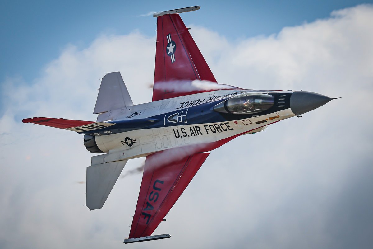 SunnFunFlyIn's tweet photo. #SUNnFUN #MilitaryJet #JetDemoTeams #Jet #FighterJet #Aerospace #AerospaceExpo #Aviation #Airshow #EA18 #SuperHornet #F18 #F16 #F35 #AvGeek #AviationEnthusiast #Lakeland #LakelandFL #Florida https://t.co/UUQTM4XmXi