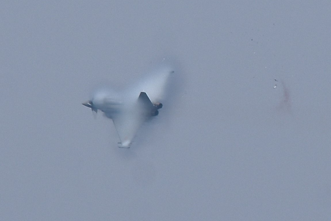 hay muchas tomas del Bird Strike del Eurofighter de ayer, estas son las mías, en la primera se ve la gaviota antes del impacto, en la segunda se ven los restos de la gaviota
