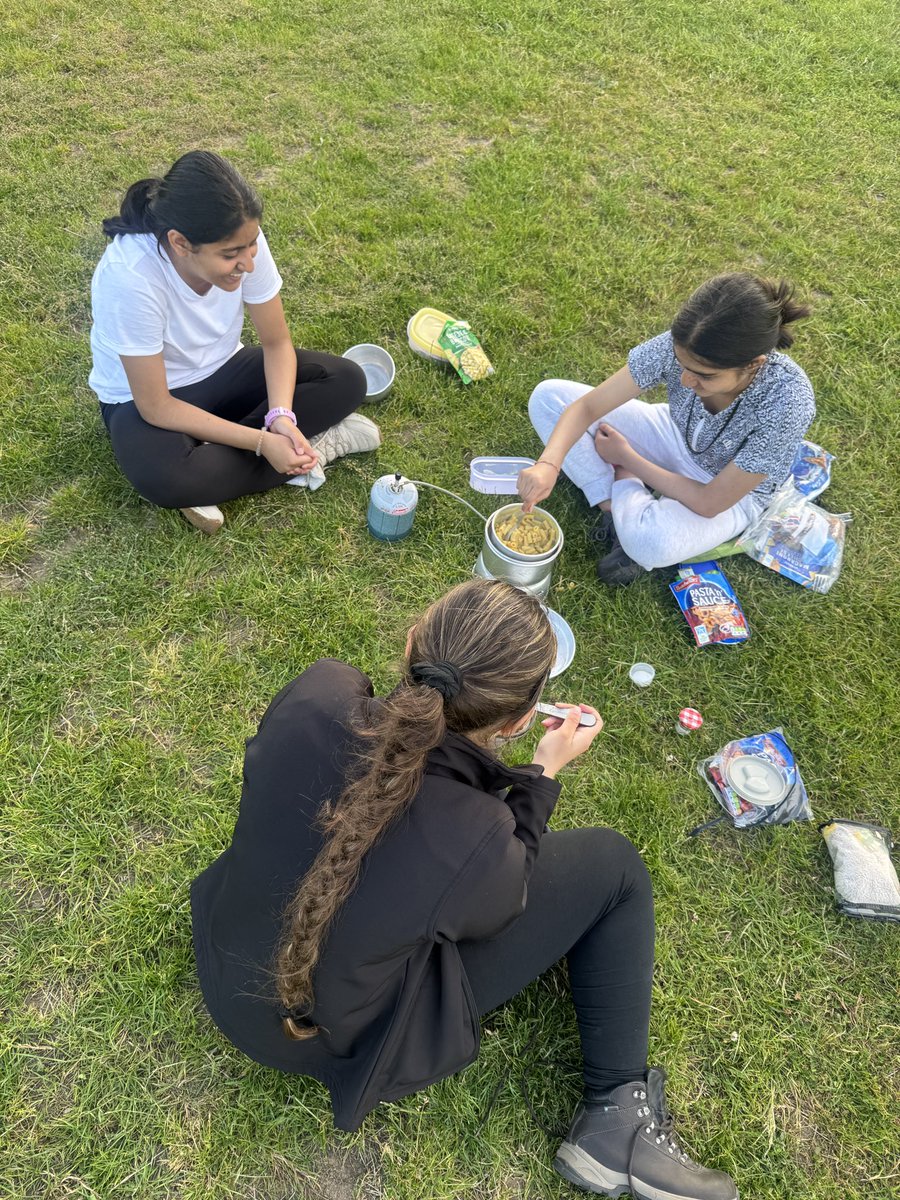 StratfordSch's tweet photo. 🥾 Silver Duke of Edinburgh ✅ | 11–13.06.25
Three days, endless hills, and unforgettable memories in the Chilterns 🌄
Blisters, laughs, and teamwork got us through—silver never felt so good! 💪 #DofE #SilverExpedition #ChilternHills #AdventureComplete https://t.co/9Z1zYjPCq5