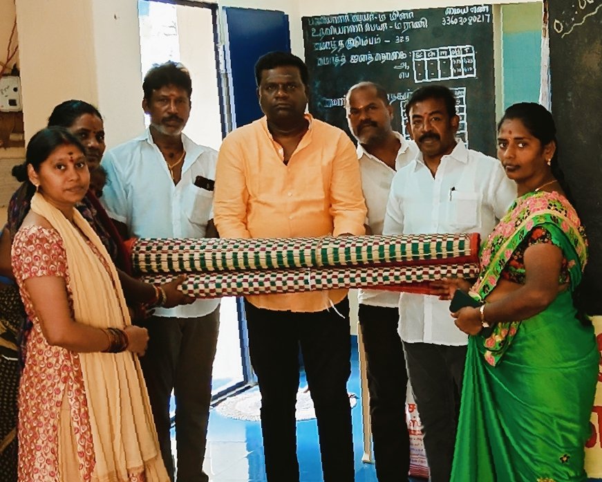 kvanand19's tweet photo. மத்திய சென்னை கிழக்கு மாவட்டம் விவசாய அணி மாவட்ட தலைவர் திரு ராஜா அன்பழகன் அவர்கள் ஏற்பாட்டில் ஆயிரம் விளக்கு சட்டமன்ற தொகுதி 117 வது வட்டத்தில் உள்ள அங்கன்வாடி மையத்திற்கு பாய் மற்றும் வாட்டர் பாட்டில் ஊட்��ச்சத்து பொருட்கள் Ex மாவட்டத் தலைவர் திரு கே விஜயானந்த அவர்கள் வழங்கியபோது நிர்வாகிகள் திரு சதீஷ்குமார் அவர்கள் திரு பரத் குமார் அவர்கள் திருமதி ஜெயந்தி ராஜா அவர்கள் அதிமுக நிர்வாகி திரு துரை அவர்கள் கலந்து கொண்டனர்  @NainarBJP @annamalai_k @BJP4TamilNadu @DrLMurugan @VanathiBJP @KesavaVinayakan