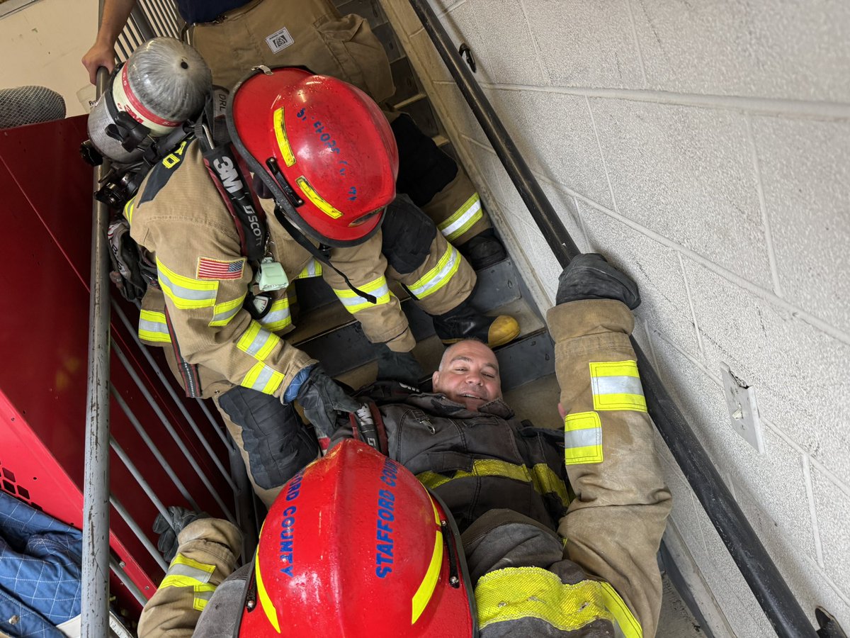 gusndwfire's tweet photo. Celebrating Father’s Day by sharing knowledge in the Mayday class! Grateful for our talented instructors and amazing students from Stafford County. Together, we’re shaping a brighter future! 🌟 #TeachingMoments #CommunitySpirit https://t.co/lFpKfK1Biu