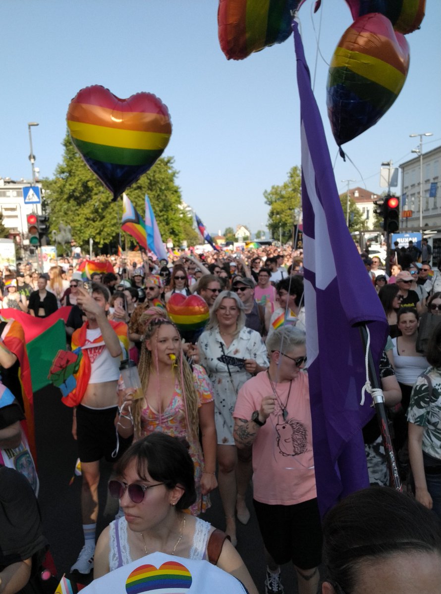 VoltSlovenija's tweet photo. Z veseljem sporočamo, da smo se letos kot Volt Slovenija prvič udeležili Parade ponosa 🌈🏳️‍⚧️

Parada ponosa ni le praznik – je tudi opomnik. Po svetu so temeljne svoboščine in človekove pravice vedno pogosteje ogrožene. Zato je pomembno, da stopimo skupaj in ukrepamo.

#PrideMonth https://t.co/rITxcdVktT