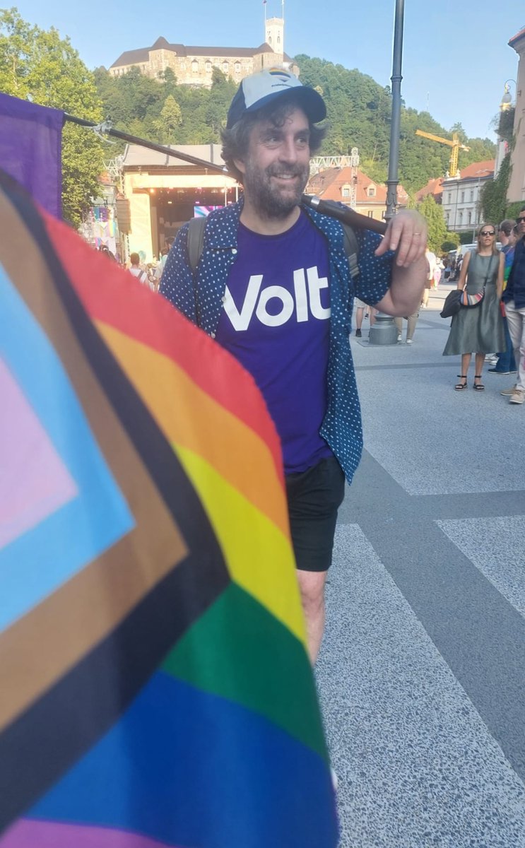 VoltSlovenija's tweet photo. Z veseljem sporočamo, da smo se letos kot Volt Slovenija prvič udeležili Parade ponosa 🌈🏳️‍⚧️

Parada ponosa ni le praznik – je tudi opomnik. Po svetu so temeljne svoboščine in človekove pravice vedno pogosteje ogrožene. Zato je pomembno, da stopimo skupaj in ukrepamo.

#PrideMonth https://t.co/rITxcdVktT