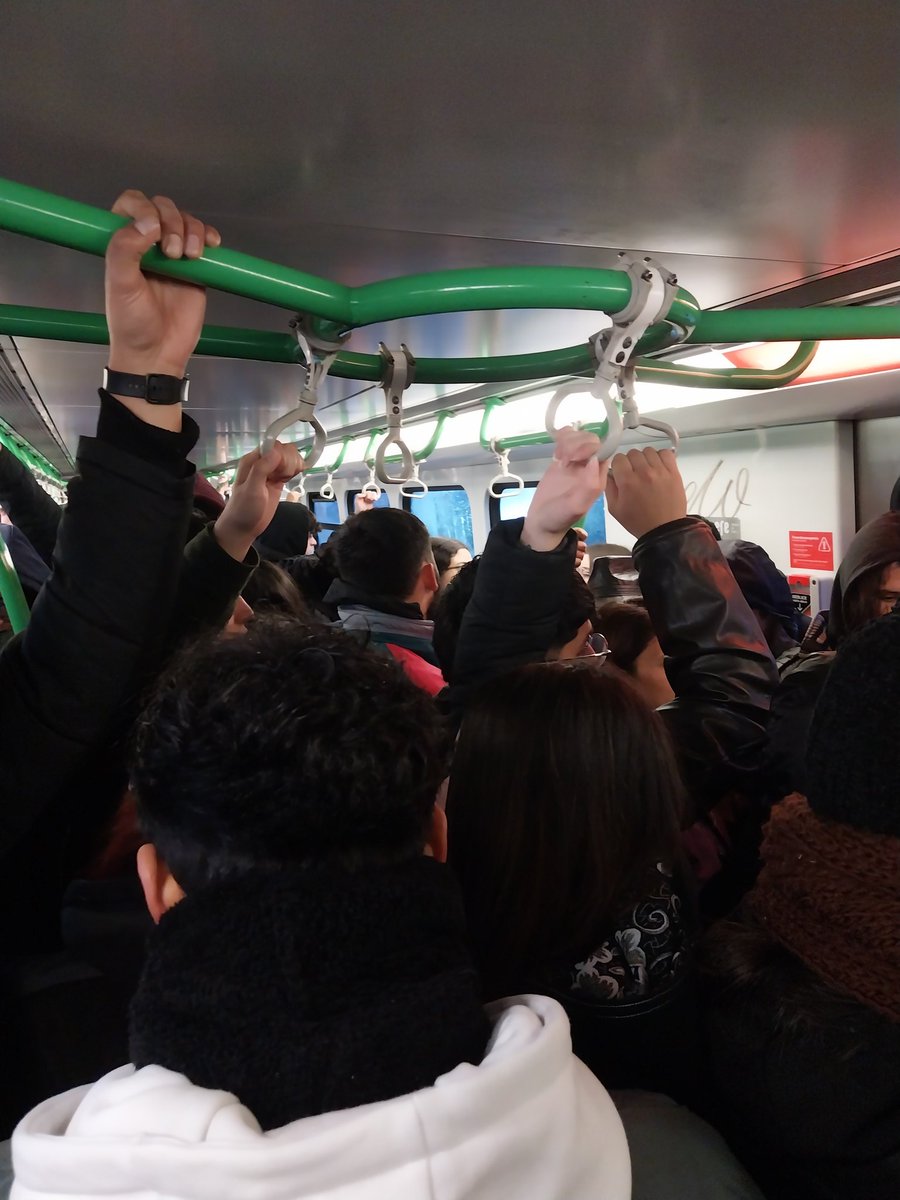 luislobos's tweet photo. @jananeme @KarendTV @MuchoGustoMEGA estimados, así la situación en el metro de Valparaíso. Frecuencias mayores por la lluvia, pero como no somos #Santiago, no hay cobertura de medios, porque siempre es así?? Pregunta a ambos y ojala contesten https://t.co/2x487Ji0kI