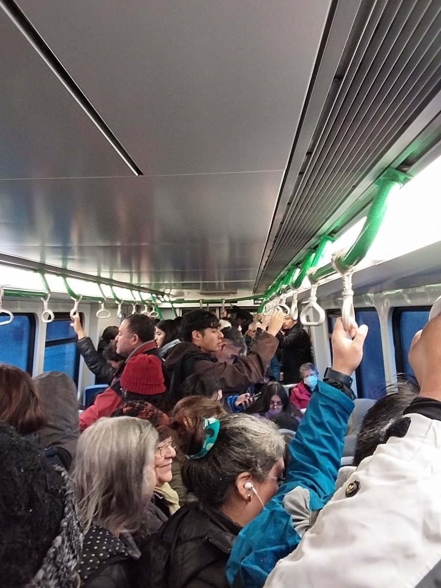 luislobos's tweet photo. @jananeme @KarendTV @MuchoGustoMEGA estimados, así la situación en el metro de Valparaíso. Frecuencias mayores por la lluvia, pero como no somos #Santiago, no hay cobertura de medios, porque siempre es así?? Pregunta a ambos y ojala contesten https://t.co/2x487Ji0kI