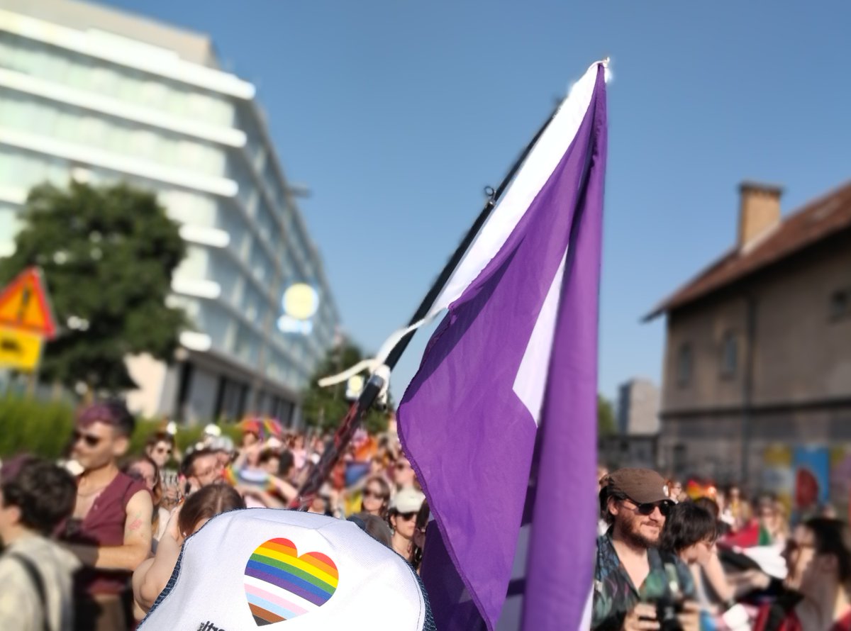 VoltSlovenija's tweet photo. Z veseljem sporočamo, da smo se letos kot Volt Slovenija prvič udeležili Parade ponosa 🌈🏳️‍⚧️

Parada ponosa ni le praznik – je tudi opomnik. Po svetu so temeljne svoboščine in človekove pravice vedno pogosteje ogrožene. Zato je pomembno, da stopimo skupaj in ukrepamo.

#PrideMonth https://t.co/rITxcdVktT