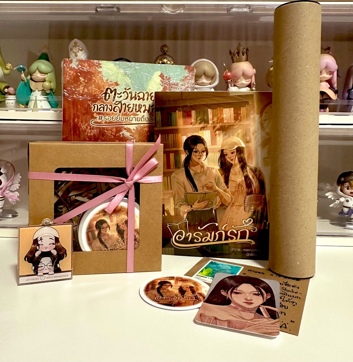 วันนี้แกะกล่อง “อารัมภ์รัก” Giftaway ของคุณชีส ทำถึงเกิน โปสเตอร์ที่มาพร้อมกระบอก และที่ไม่พูดถึงไม่ได้คือเล่ม “ตะวันฉายกลางสายหมอก” ซึ่งลิมิเต็ดมากตีพิมพ์แค่5 เล่ม แต่คุณชีสมอบให้เรา ขอบคุณจากใจค่ะ 🩵🥰📚 #รอยยิ้มหมายถึงสิตา #ละครรักเฌอแก้ว #นิยายยูริ <a href="/MEsayCHEESE/">sᴀʏ ᴄʜᴇᴇsᴇ ! | รอปั่นเรื่องใหม่</a>