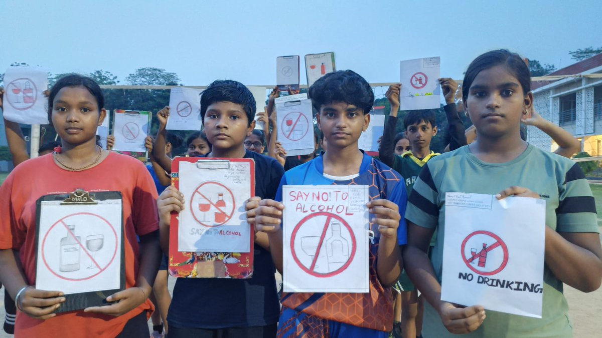 dspojsr's tweet photo. पूर्वी सिंहभूम में पर्यटन निदेशालय, झारखंड सरकार के निर्देश पर नशा मुक्ति अभियान के तहत डे-बोर्डिंग प्रशिक्षण केंद्रों में जागरूकता गतिविधियाँ आयोजित की गईं। हैंडबॉल केंद्र के खिलाड़ियों ने पेंटिंग बनाई, वॉलीबॉल केंद्र में कबड्डी प्रतियोगिता हुई।
#NashaMuktBharat #JharkhandSports https://t.co/F5Vg7TV7em