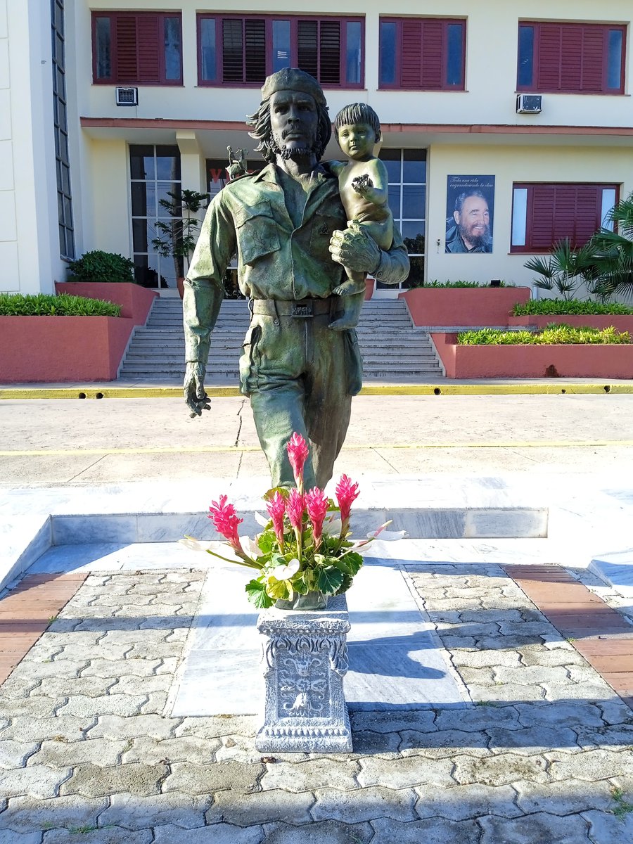 Colina_CTCuba's tweet photo. 🇨🇺"Cada miembro del Partido debe ser vanguardia y, para ello, deben presentar la imagen más cercana a lo que debe ser un comunista (...) La moral de un comunista es su galardón más preciado (...)"
#CheVive https://t.co/ZF1cjy2559
