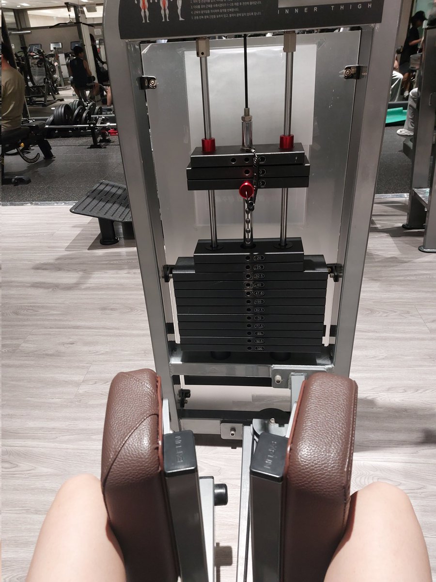 처음해보는 운동... 첨에 기구가 움직이지도않아서 뻘쭘하게 쿡쿡 눌러보고 돌려보고 하다가 다른사람이 하는거보고 할수있게됬다는ㅋㅋㅋㅋ
으..근육없는뇨자...