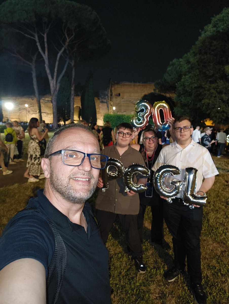 PCGLcarotenuto's tweet photo. Caracalla come Paestum; la stessa atmosfera, le stesse attese ai cancelli uniti come timidi  ragazzini in una commovente reunion, la maestosità dei monumenti romani riscaldati dallo stesso clima,  l'incontro coi parenti di allora e coi nuovi nati per allargare le nostre famiglie. https://t.co/SeS5Bw7ue9