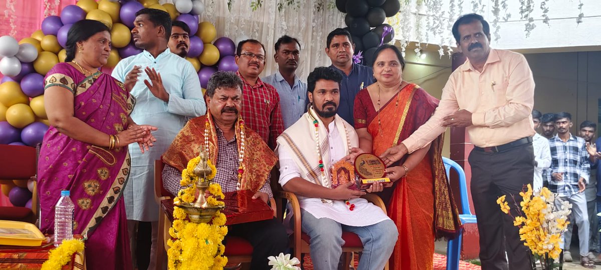 ದಾವಣಗೆರೆಯ ನ್ಯಾಮತಿ ತಾಲ್ಲೂಕಿನ ಸರ್ಕಾರಿ ಪ್ರಥಮ ದರ್ಜೆ ಕಾಲೇಜಿನಲ್ಲಿ ನಡೆದ ಸಾಂಸ್ಕೃತಿಕ ವೇದಿಕೆ ಸಮಾರೋಪ ಸಮಾರಂಭದಲ್ಲಿ ಭಾಗವಹಿಸಿದ,

ಇನ್ ಸೈಟ್ಸ್ ಐಎಎಸ್ ಸಂಸ್ಥಾಪಕ ನಿರ್ದೇಶಕರು &amp; ಸ್ವಾಭಿಮಾನಿ ಬಳಗದ ಸಂಸ್ಥಾಪಕ ರಾಜ್ಯಾಧ್ಯಕ್ಷರಾದ <a href="/vinaygb/">Vinay Kumar G B</a> ರವರು ವಿದ್ಯಾರ್ಥಿಗಳನ್ನು ಉದ್ದೇಶ ಮಾತನಾಡಿದರು ಬಳಿಕ ಕಾಲೇಜು ವತಿಯಿಂದ ಸನ್ಮಾನಿಸಲಾಯಿತು.