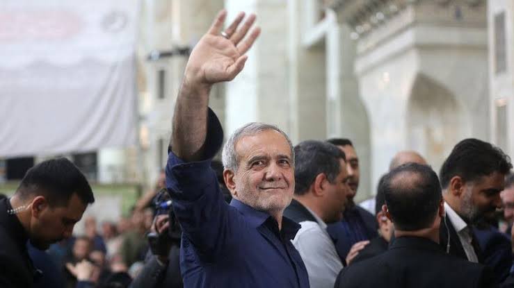 trhaber_com's tweet photo. İran Cumhurbaşkanı Pezeşkiyan:

▪️“Tüm İslam ülkeleri birleşmeli. Hepsi bizim kardeşimiz.”

▪️“Bugün çoğu bizim tarafımızda, yanımızdalar.”