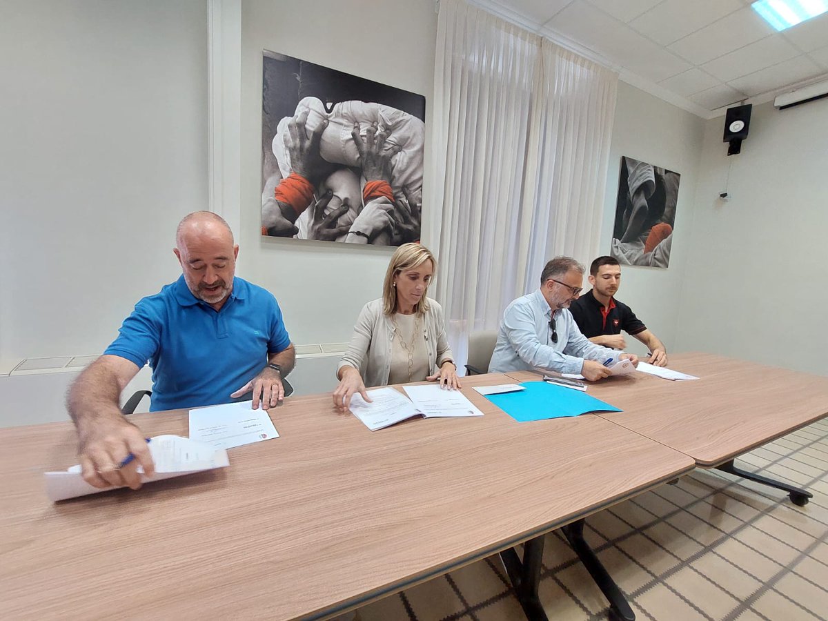 VallsAjuntament's tweet photo. ✍️ Acte de signatura de l'acord de col·laboració entre Endesa i les colles castelleres dels Xiquets de Valls.

👥 Han signat el responsable B2C d'Endesa a Catalunya, Israel del Arco, el president de la @collavella, Xavi Pons, i el president de la @JovesValls, Marc París. https://t.co/o1IAjO5hzf