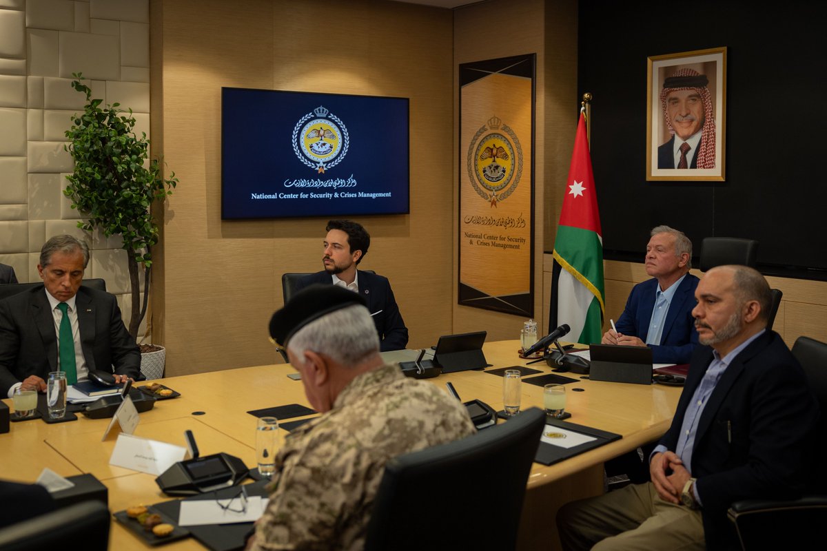 جلالة الملك عبدالله الثاني يطلع، خلال ترؤسه اجتماعا في المركز الوطني للأمن وإدارة الأزمات، على جاهزية المركز ومختلف مؤسسات الدولة في التعامل مع تبعات الهجوم الإسرائيلي على إيران، بحضور سمو الأمير الحسين بن عبدالله الثاني، ولي العهد
#الأردن