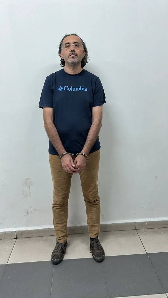 Uchta ulkan xoroz qizni sperma bilan toldirdi