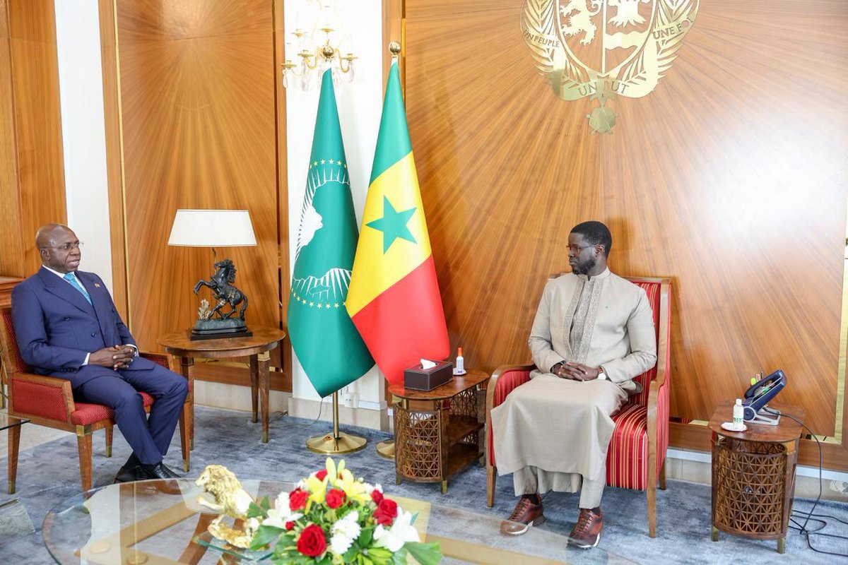 Présidence Sénégal (@pr_senegal) on Twitter photo Le Chef de l’État a reçu S.E. Tété António, ministre angolais des Relations extérieures, porteur d’un message de S.E. <a href="/jlprdeangola/">João Lourenço</a>, président de l’Angola et de l’UA. Les échanges ont porté sur le renforcement des relations bilatérales ainsi que sur des enjeux d’intérêt commun. Le Chef de l’État a reçu S.E. Tété António, ministre angolais des Relations extérieures, porteur d’un message de S.E. <a href="/jlprdeangola/">João Lourenço</a>, président de l’Angola et de l’UA. Les échanges ont porté sur le renforcement des relations bilatérales ainsi que sur des enjeux d’intérêt commun.