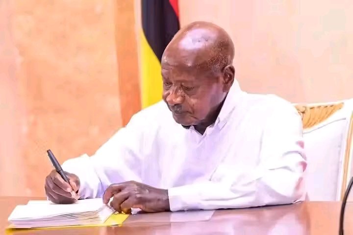 MrRK2021's tweet photo. #RKupdates
President Yoweri Kaguta Museveni signs the Uganda Peoples' Defence Forces (Amendment) Act, 2025 into law.
Key changes include:
1. The Special Force Command (SFC) is now a recognized service within the UPDF.
π More https://t.co/pDjPugm2O9