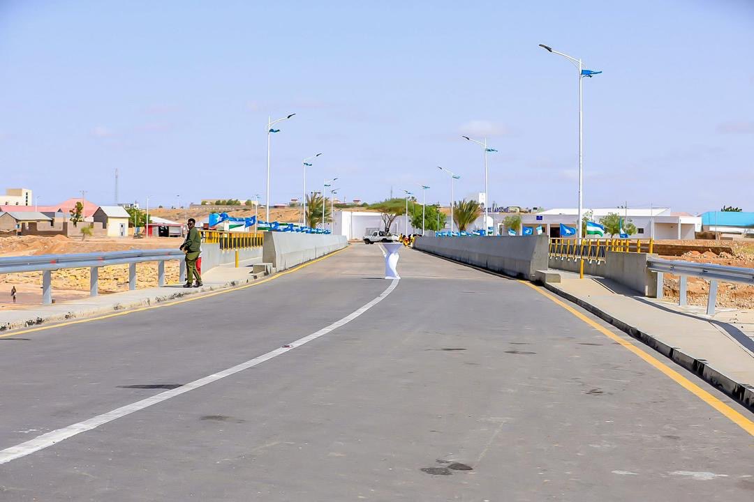 RadioMuqdisho's tweet photo. Somalia opens a new modern bridge in Garowe, completed by the Federal Ministry of Public Works with World Bank support. The project enhances transport, regional trade, and federal-state cooperation; another step in Somaliaโs national recovery. #Garowe #SomaliaDevelopment https://t.co/wwmEtjlepj