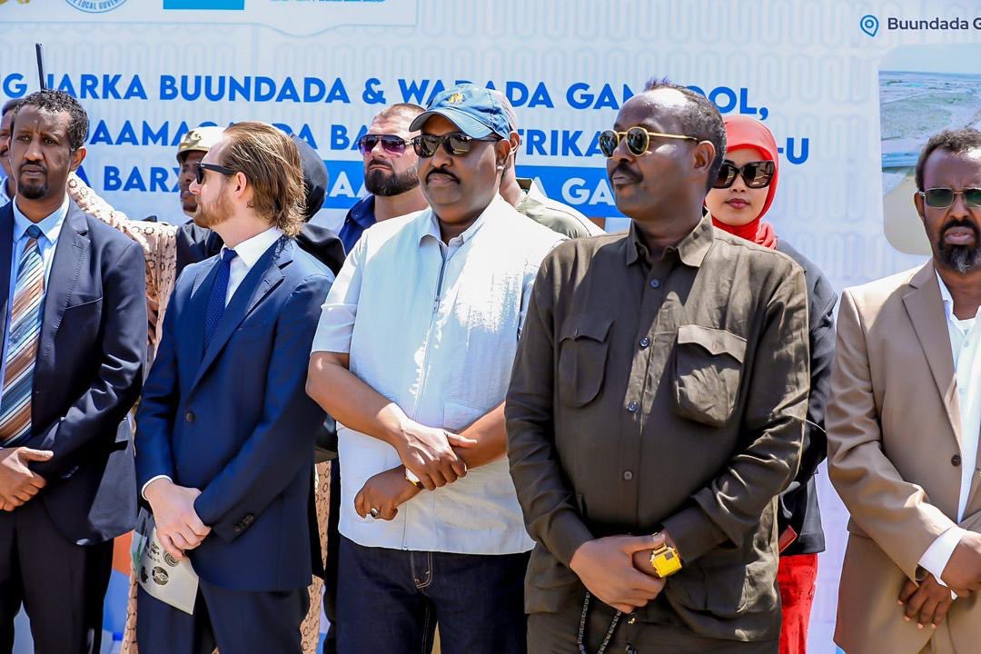 RadioMuqdisho's tweet photo. Somalia opens a new modern bridge in Garowe, completed by the Federal Ministry of Public Works with World Bank support. The project enhances transport, regional trade, and federal-state cooperation; another step in Somaliaโs national recovery. #Garowe #SomaliaDevelopment https://t.co/wwmEtjlepj