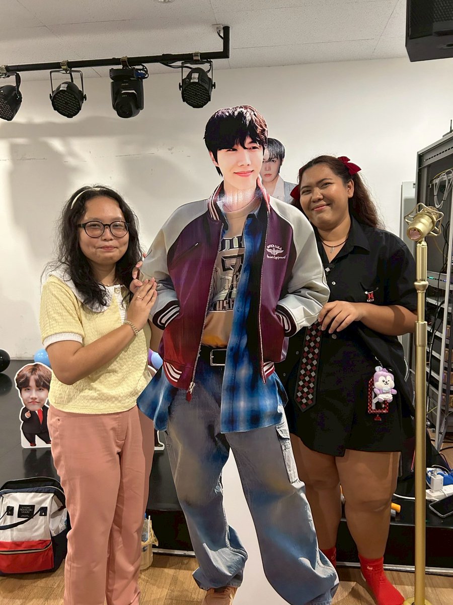 BAMBUA5's tweet image. ขอบคุณพี่ปูมากๆนะคะ🥺🙏💖 ที่จัดโปรเจคครั้งนี้ขึ้นมาและให้หนูได้เข้าร่วมงานนี้ อาร์มี่ทุกคนน่ารักมากเลยค่ะ ทั้งตกใจและดีใจมากจริงๆ ที่ได้สแตนดี้ครั้งแรกในชีวิตกับโปรเจคงานนี้ และโปรเจคหน้าจะไม่พลาดแล้วค่ะ
@SuwipaV98219
#poopoo_review 
#HOPE_ON_THE_STAGE_FINAL