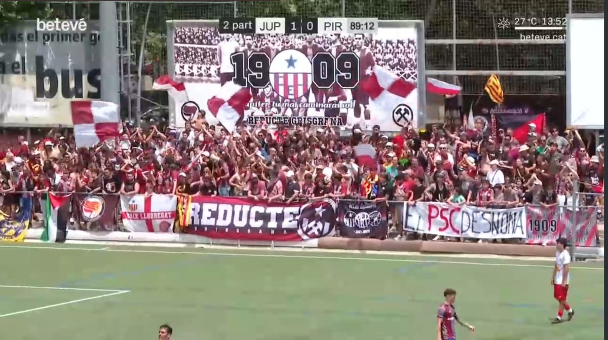 ReducteGG's tweet image. El camp ple de seguidors, amb samarretes grisgrana, cridant amb tot l&apos;orgull que som del Júpiter.
En aquest moment ja havíem guanyat.