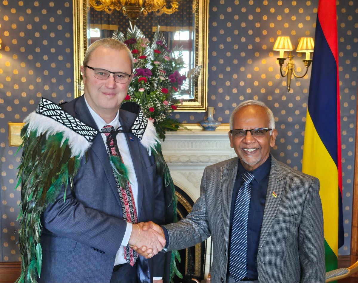 NZinSouthAfrica's tweet photo. 2 oceans, 2 islands! Honored to present credentials as New Zealand High Commissioner to the President of the Republic of Mauritius. We value democracy, governance &amp; human rights with a mutual interest in trade, education, environment &amp; fisheries &amp; working together 🇲🇺🤝🇳🇿 @MFATNZ https://t.co/3SeVMIC0Su