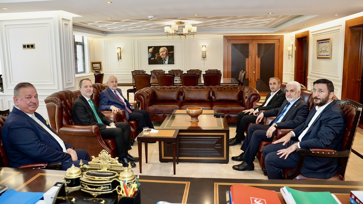 HurDavaPartisi's tweet photo. Genel Başkanımız Sayın Zekeriya Yapıcıoğlu, Yeniden Refah Partisi Genel Başkanı Sayın Fatih Erbakan’ı genel merkezlerinde ziyaret etti.

Görüşmede, Meclis’e sunduğumuz, soykırıma katılan çifte vatandaş siyonistlerin yargılanması ile ailenin korunması ve sapkınlığın suç sayılması hakkındaki kanun tekliflerimiz ele alındı. 

Ayrıca Gazze’deki son durum, “Terörsüz Türkiye” süreci ve bölgesel gelişmelerle ilgili görüş alışverişinde bulunuldu.