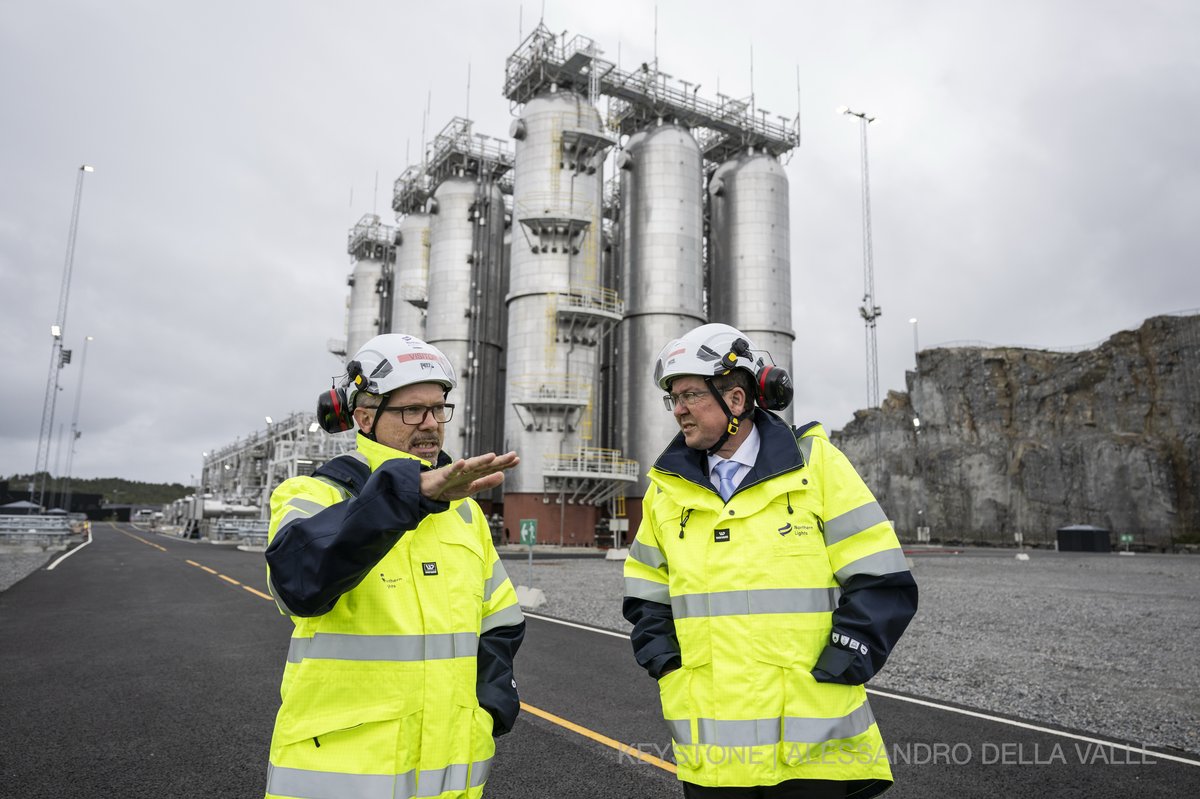 UVEK's tweet photo. Im norwegischen Bergen besucht #Bundesrat #AlbertRösti das Projekt #NorthernLights. #CO₂ wird hier per Pipeline ins Meer geleitet und sicher gespeichert. Mit dabei: Schweizer Technologie. 
#Norwegen #Innovation #CO2Speicherung #CO2Entnahme

➡️https://t.co/h9laWRo4wz https://t.co/wwVc8arIKj
