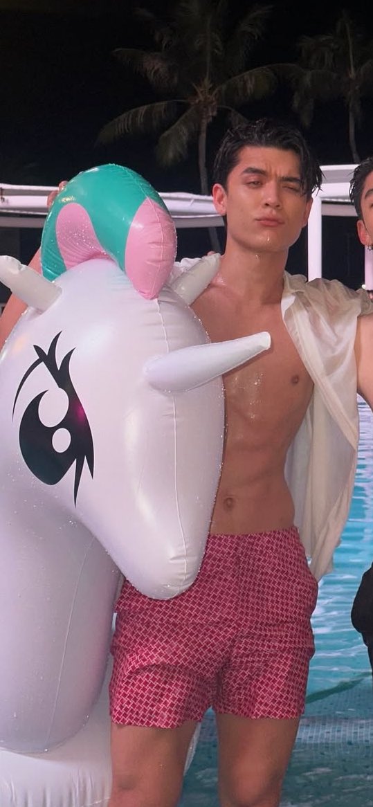 Essimiyoung's tweet photo. joss in Singapore 🇸🇬 gawin boyfriend is hot 😏🥵

#JossWayar https://t.co/rY3WjEF82t