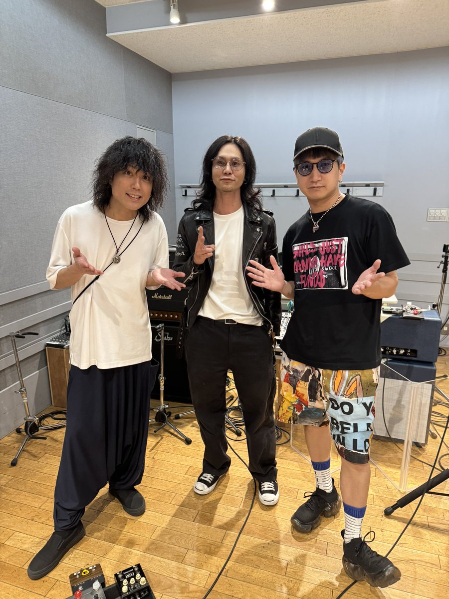 ebakohe's tweet photo. 本日のギタリスト3人🎸
2人とも最高で刺激受けまくりでした！！
ギタリスト集まると楽しい！
ライブ楽しみだなー！🔥

ヨティは岡山で僕のトラをお願いしてます🐅
ホント最高だからお楽しみに！！

鳴くんとツインやるのも久しぶり！
相変わらずかっこいいギタリスト🎸 https://t.co/vNAXEyd3E3