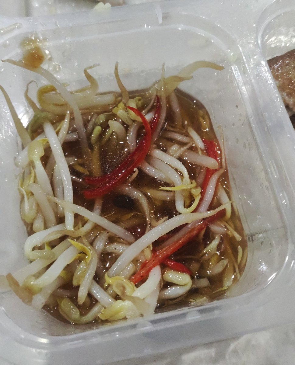 hidayahmalek's tweet photo. Dear @TCRStweet kenapa guna taugeh ini ya? Ini bukan tauge ipoh ni. Harga sama tapi guna taugeh biasa???? @KPDNKK https://t.co/jegrkmDX8X
