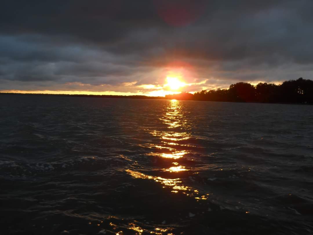 House7373's tweet photo. @CatherineGairar Sunset sailing on Lake Erie. https://t.co/t5n6HNipYP