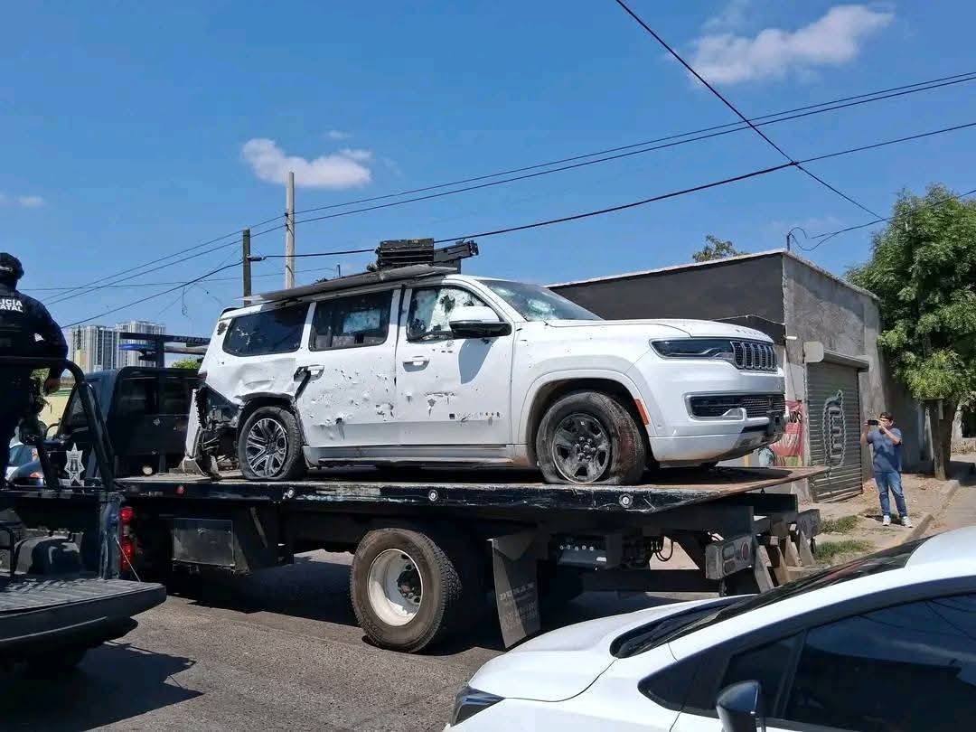 #HRSANTOS. (@hrs4ntos) on Twitter photo Dentro de la camioneta blindada en Tierra Blanca, Culiacán, se aseguraron un SkyFender Hunter antidrón, Cuernos de Chivo, un fusil M4, granadas y lanzagranadas. 16 - Junio - 2025. <a href="/Defensamx1/">@Defensamx</a> <a href="/GN_MEXICO_/">Guardia Nacional</a> <a href="/siete_letras/">Antonio Nieto</a> <a href="/cadenademando/">Cadena de Mando</a> <a href="/LosBloqueados2/">los Bloqueados de Miguel Aleman dos</a> <a href="/Libro_negro_/">Libro Negro</a> <a href="/Tamaulipasrtc1/">Tamaulipas R-T-C</a> Dentro de la camioneta blindada en Tierra Blanca, Culiacán, se aseguraron un SkyFender Hunter antidrón, Cuernos de Chivo, un fusil M4, granadas y lanzagranadas. 16 - Junio - 2025. <a href="/Defensamx1/">@Defensamx</a> <a href="/GN_MEXICO_/">Guardia Nacional</a> <a href="/siete_letras/">Antonio Nieto</a> <a href="/cadenademando/">Cadena de Mando</a> <a href="/LosBloqueados2/">los Bloqueados de Miguel Aleman dos</a> <a href="/Libro_negro_/">Libro Negro</a> <a href="/Tamaulipasrtc1/">Tamaulipas R-T-C</a>