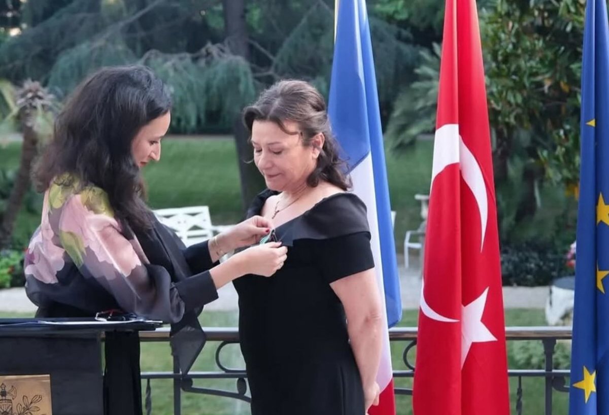 Sanat ve Kültür Yönetimi Bölümümüzden Doç. Dr. Leman Figen Yılmaz, Fransa Kültür Bakanlığı'nın, sanat, edebiyat ve kültürel miras alanlarında önemli katkılarda bulunan kişilere verdiği Sanat ve Edebiyat Şövalyesi nişanına layık görüldü. Hocamızı kutluyoruz.