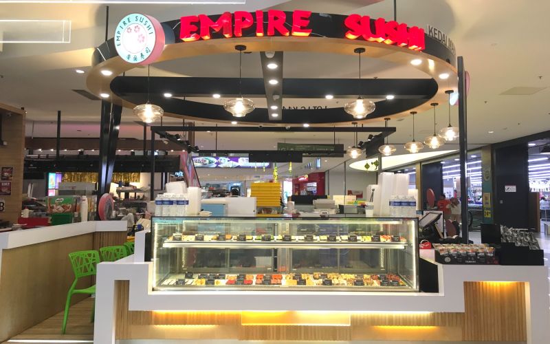 Ada satu brand sushi ni dia unik sikit.

Brand lain bukak kedai, dia bukak kiosk.

Brand lain dine-in, dia take-away.

Brand lain focus on being Japanese, dia pilih untuk combine Malaysia &amp; Japan.

2021 revenue? 58 Juta+

Ini cerita Empire Sushi !