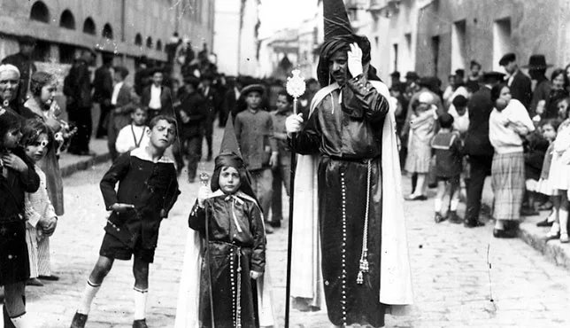 La Pasión (@lapasion7tv) on Twitter photo 🟣 EL ORIGEN de los NAZARENOS.
📺 Mañana en 𝐋𝐀 𝐏𝐀𝐒𝐈𝐎́𝐍 hablamos de historia: 🤔 ¿Cuándo surgieron los primeros nazarenos en las cofradías?
⏰ A partir de las 21h en directo.
🎙️ <a href="/GRayoVictor/">Víctor García-Rayo</a> 🟣 EL ORIGEN de los NAZARENOS.
📺 Mañana en 𝐋𝐀 𝐏𝐀𝐒𝐈𝐎́𝐍 hablamos de historia: 🤔 ¿Cuándo surgieron los primeros nazarenos en las cofradías?
⏰ A partir de las 21h en directo.
🎙️ <a href="/GRayoVictor/">Víctor García-Rayo</a>