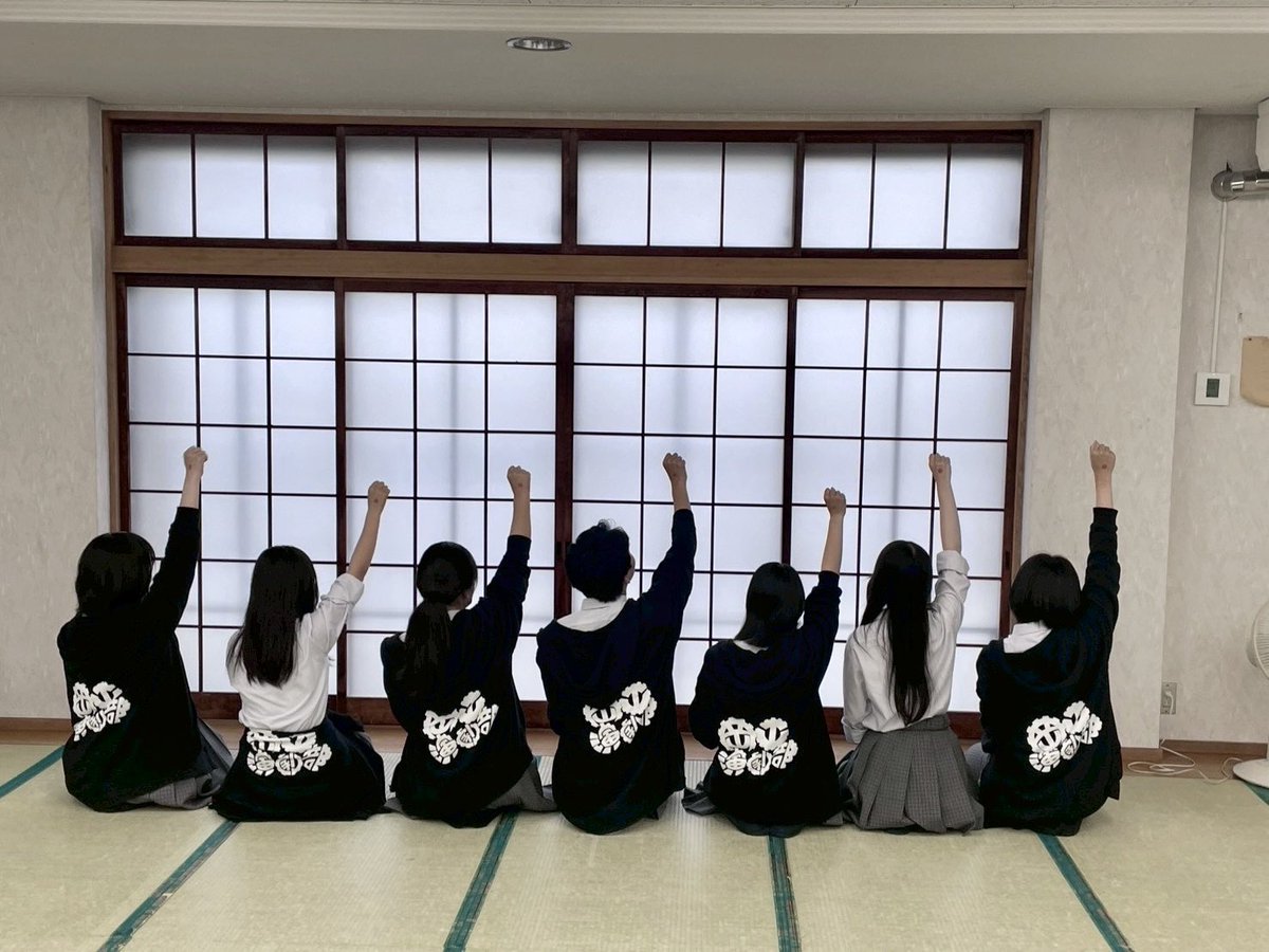 okako_dramaclub's tweet photo. こんにちは、岡工演劇部です！

今日は3年生の引退式&amp;引き継ぎ式を行いました！

2年間が楽しすぎてあっという間でした。まだ引退した実感が全然なくて、明日からも部活行く気持ちですがそんなことはありません(涙の滝😭😭😭😭⁉️⁉️⁉️😩😩😩😩🙏🏻🙏🏻😫😫)。 https://t.co/HDqqSnoneQ