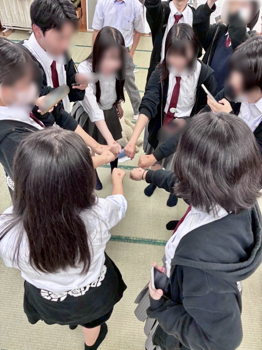 okako_dramaclub's tweet photo. こんにちは、岡工演劇部です！

今日は3年生の引退式&amp;引き継ぎ式を行いました！

2年間が楽しすぎてあっという間でした。まだ引退した実感が全然なくて、明日からも部活行く気持ちですがそんなことはありません(涙の滝😭😭😭😭⁉️⁉️⁉️😩😩😩😩🙏🏻🙏🏻😫😫)。 https://t.co/HDqqSnoneQ