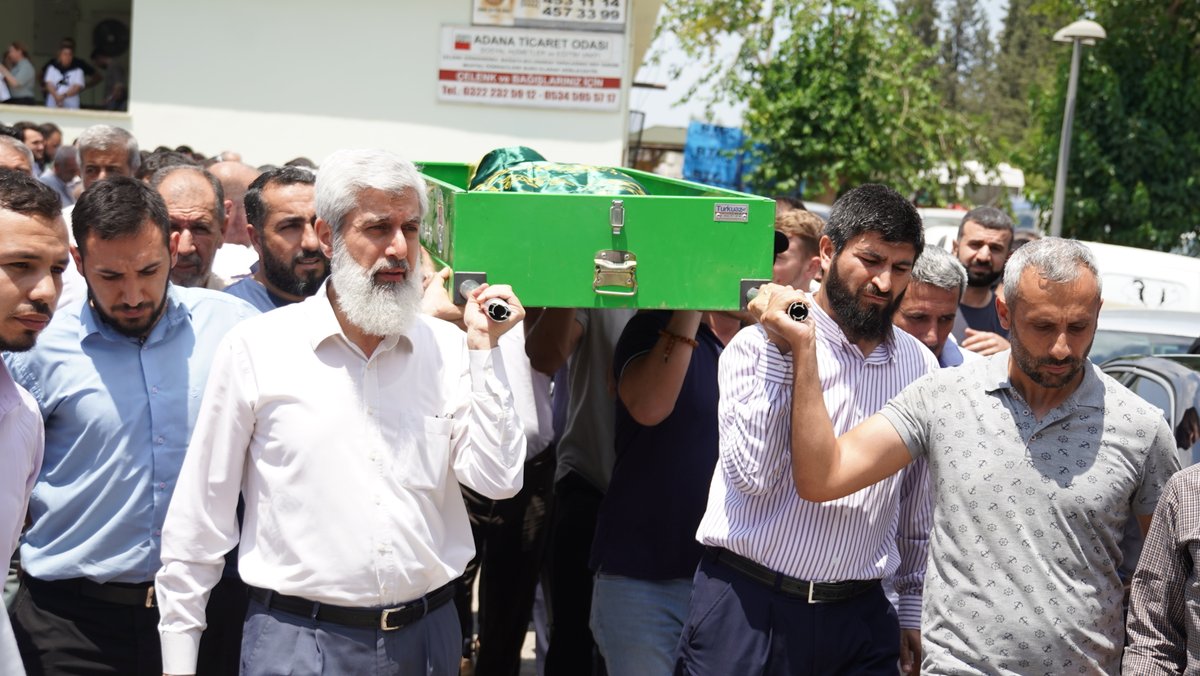 alparslankuytul's tweet photo. Alparslan Kuytul Hocaefendi, trafik kazası sebebiyle beyin kanaması geçiren ve 26 günlük yoğun bakım süreci sonrası dün gece saatlerinde vefat edan talebesinin cenazesine katıldı. https://t.co/a39qVX11ed