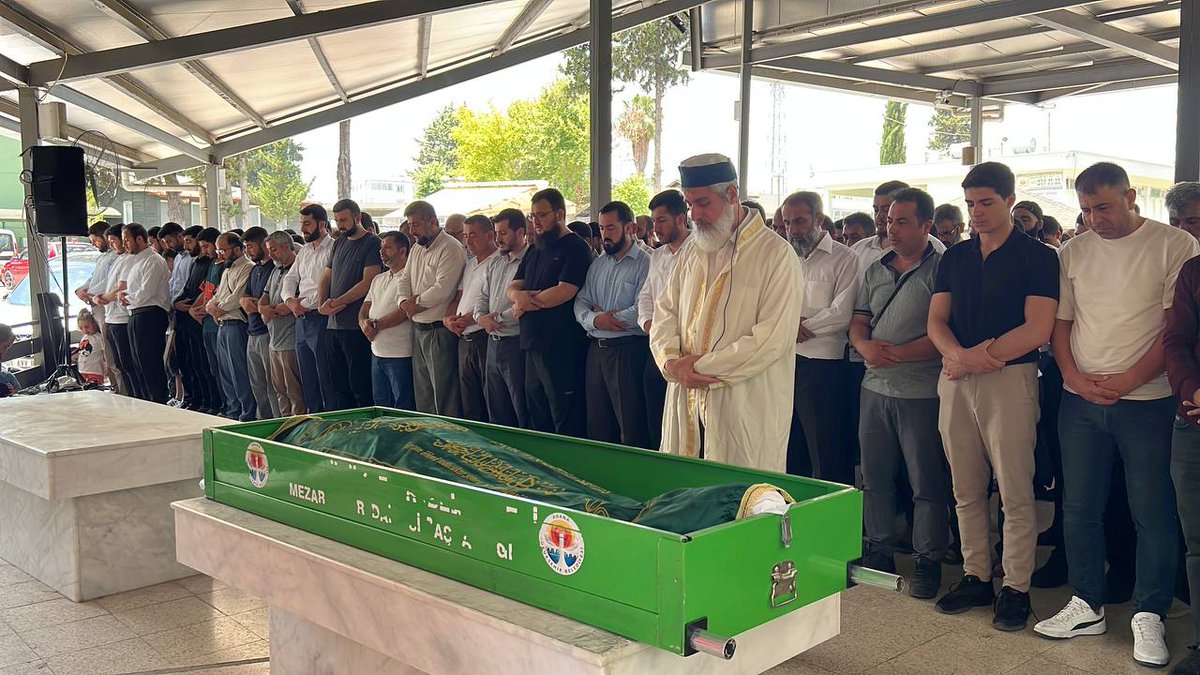 alparslankuytul's tweet photo. Alparslan Kuytul Hocaefendi, trafik kazası sebebiyle beyin kanaması geçiren ve 26 günlük yoğun bakım süreci sonrası dün gece saatlerinde vefat edan talebesinin cenazesine katıldı. https://t.co/a39qVX11ed