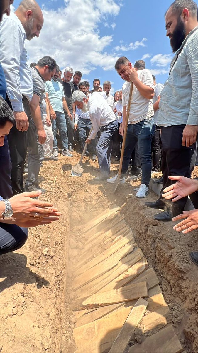 alparslankuytul's tweet photo. Alparslan Kuytul Hocaefendi, trafik kazası sebebiyle beyin kanaması geçiren ve 26 günlük yoğun bakım süreci sonrası dün gece saatlerinde vefat edan talebesinin cenazesine katıldı. https://t.co/a39qVX11ed
