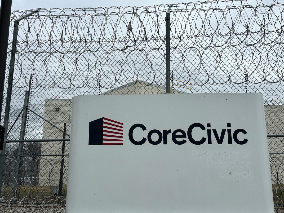 Private prison operators are marketing their shuttered lockups to federal immigration officials as President Donald Trump pushes for mass deportations, with some facilities nabbing lucrative no-bid contracts. 

apnews.com/article/immigr…