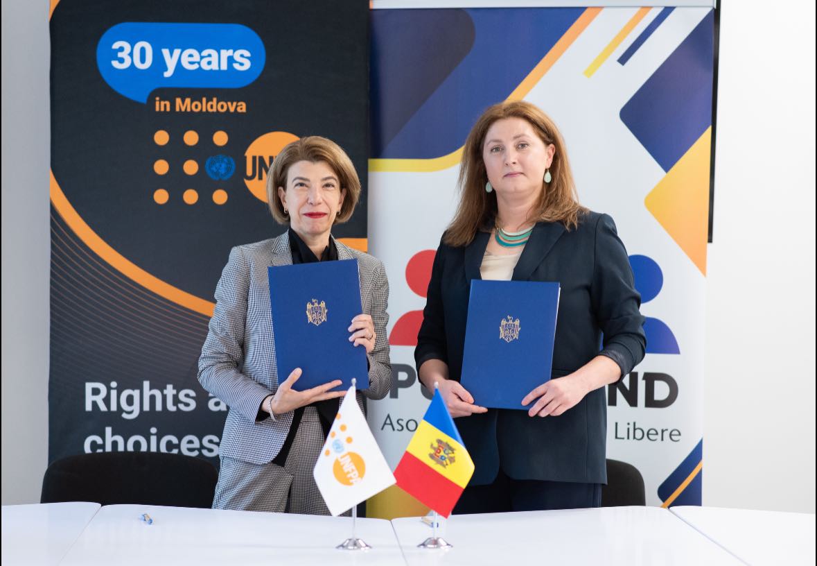 UNFPAMoldova's tweet image. 🤝 A new partnership between UNFPA and the Free Trade Union Association “PUBLICSIND” aims to end cervical cancer and gender-based violence in Moldova’s public sector. 
Thousands of women across 50 union centers will benefit from awareness &amp;amp; protection initiatives.
#EndingViolence