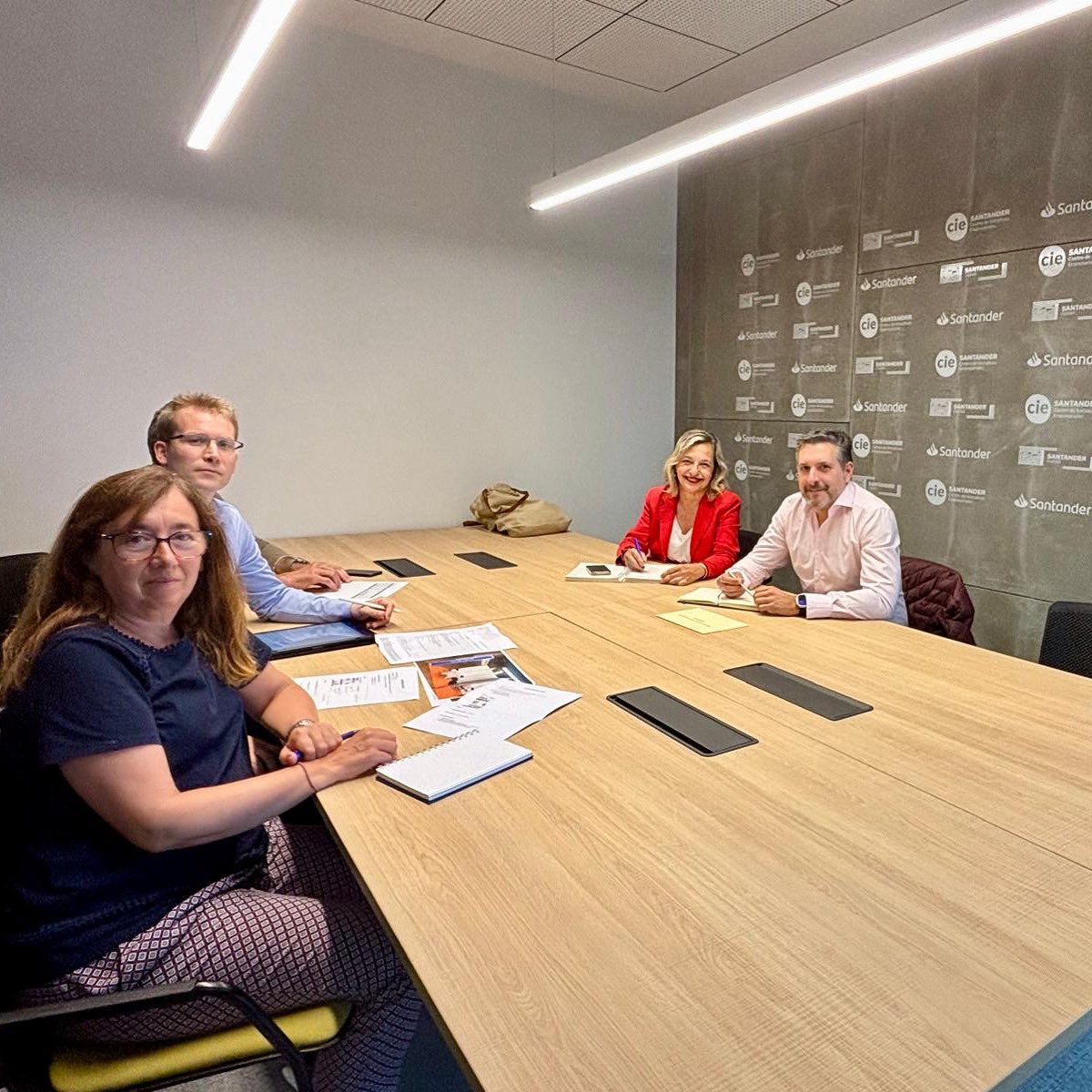 Primera reunión entre el Ayuntamiento de Santander y la Universidad de Cantabria para trabajar en la próxima feria de empleo, que se celebrará el próximo mes de octubre en #santander y ayudará a #impulsar el #empleo y el #emprendimiento en la ciudad.
📍 @cie_santander